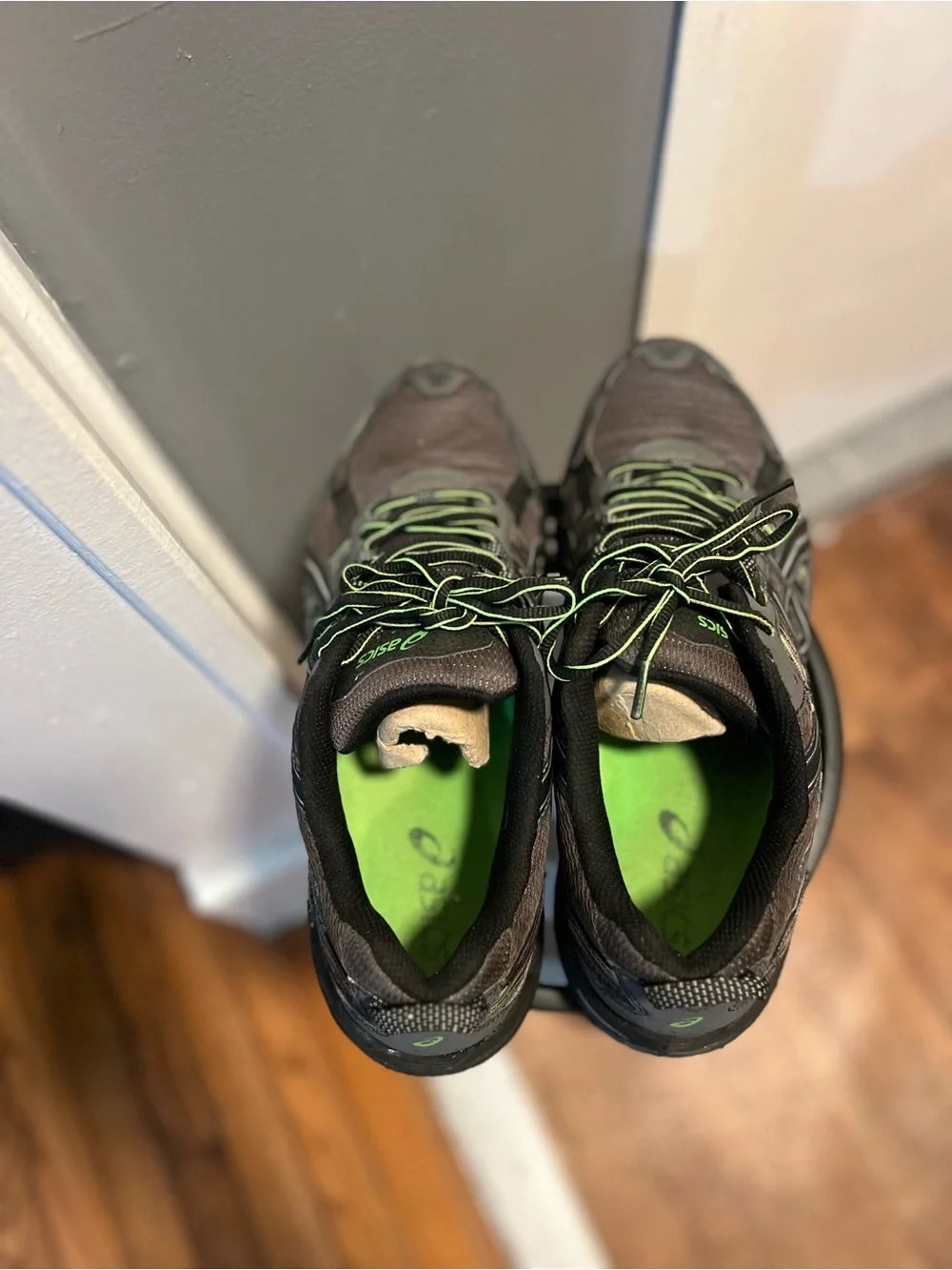 ASICS Men's Black and Green Athletic Running Shoes size 11.5